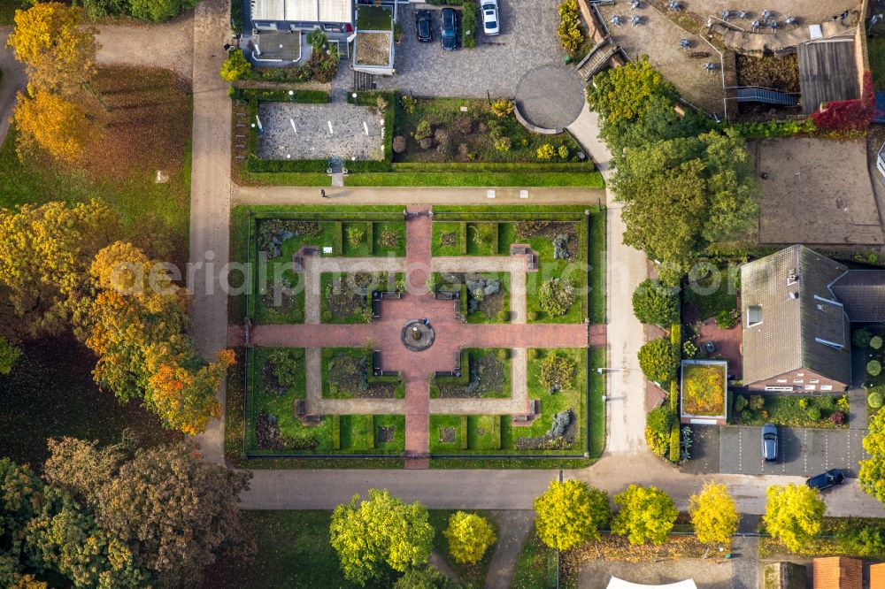 Aerial photograph Moers - Building complex Grafschafter Museum in the castle on the street Kastell in Moers in the federal state of North Rhine-Westphalia, Germany