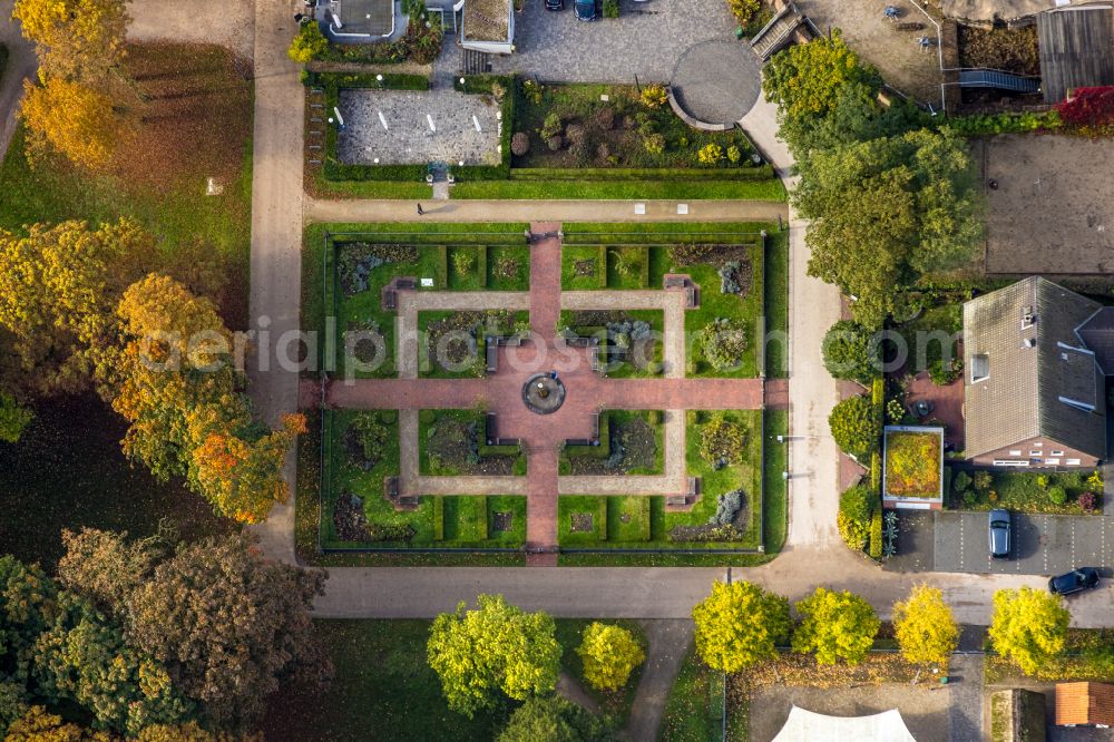 Moers from above - Building complex Grafschafter Museum in the castle on the street Kastell in Moers in the federal state of North Rhine-Westphalia, Germany