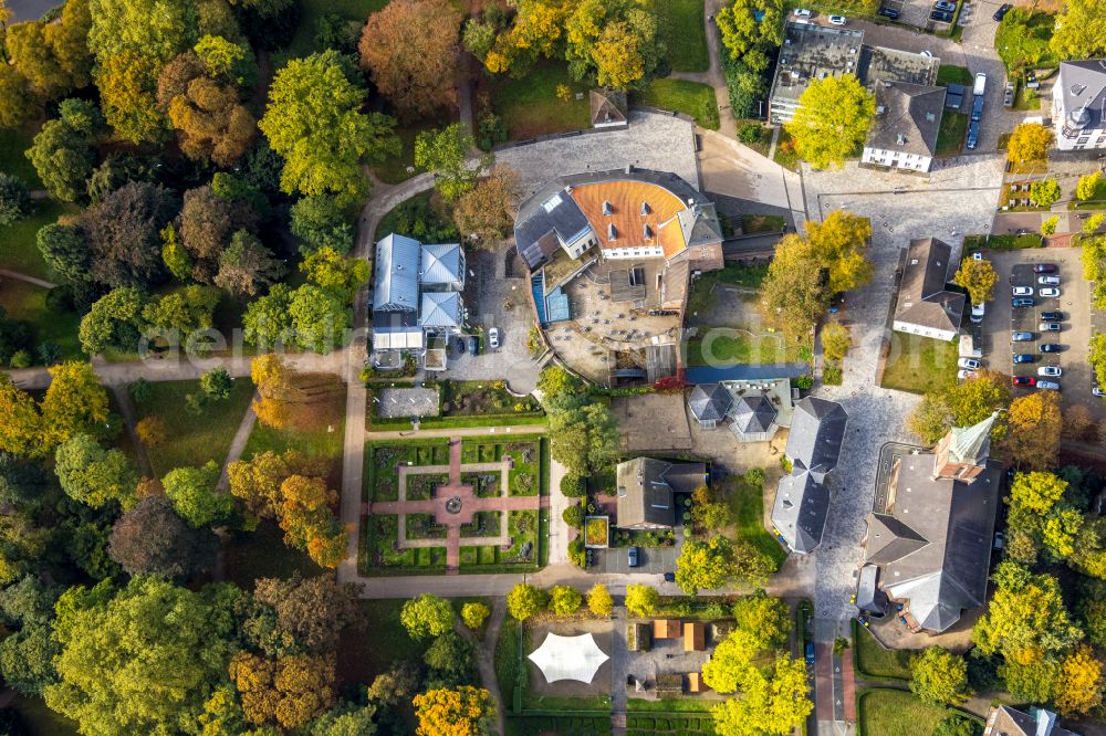 Moers from the bird's eye view: Building complex Grafschafter Museum in the castle on the street Kastell in Moers in the federal state of North Rhine-Westphalia, Germany