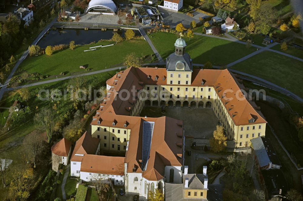 Zeitz from above - Das Schloss Moritzburg und das markante barocke Torhaus im Schlosspark. Das Schloss berherbergt u.a. ein Museum und das Stadtarchiv. The Moritzburg Castle and the striking baroque gatehouse.