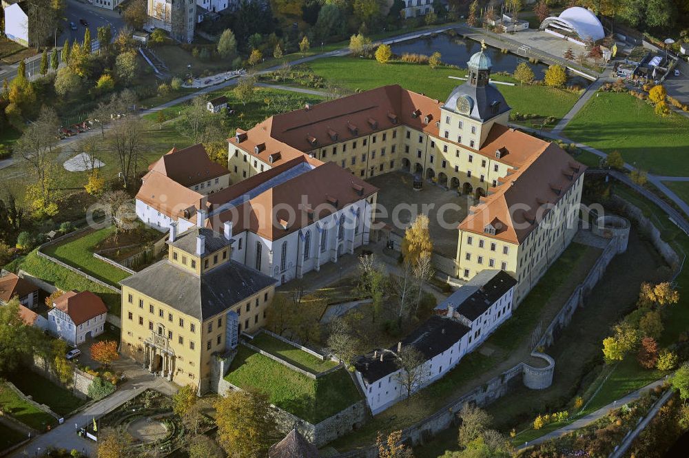 Aerial photograph Zeitz - Das Schloss Moritzburg und das markante barocke Torhaus im Schlosspark. Das Schloss berherbergt u.a. ein Museum und das Stadtarchiv. The Moritzburg Castle and the striking baroque gatehouse.