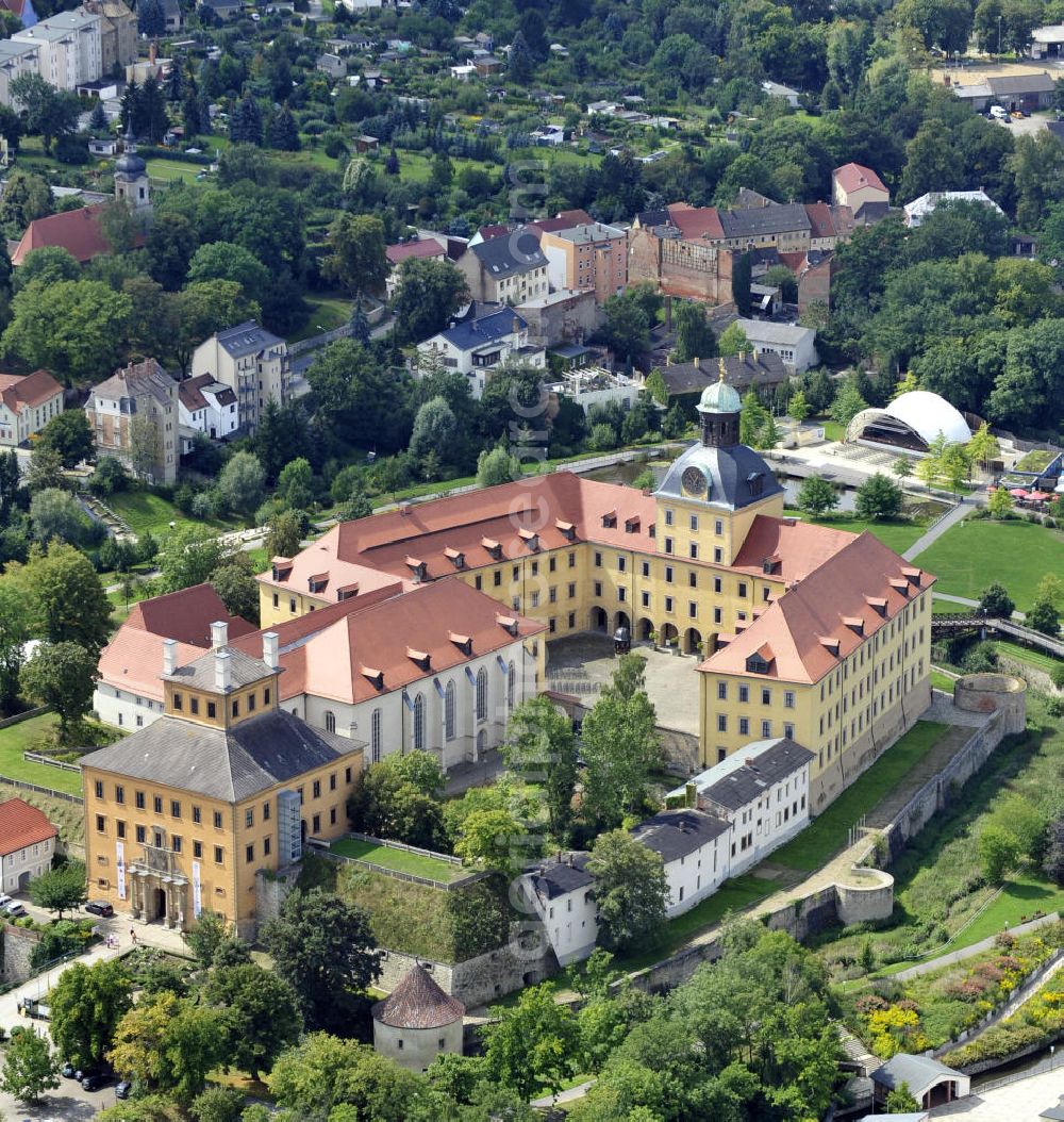 Aerial image Zeitz - Das Schloss Moritzburg in Zeitz an der Elster, Sachsen-Anhalt. Das heutige Barockschloss entwickelte sich im 17. Jahrhundert aus einer Königspfalz und einem befestigten Bischofssitz. Das Schloss und der dazugehörige Schlosspark gehört zum Projekt Gartenträume Sachsen-Anhalt . Castle Moritzburg in Zeitz at the Elster, Saxony-Anhalt. Todays baroque palace developed from an Imperial Palace and a fortified bishops see in the seventeenth century. Castle and castle grounds belong to the project garden dreams Saxony-Anhalt .