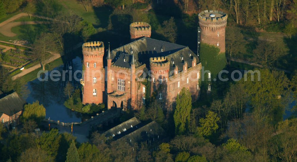 Aerial photograph Kleve - Blick auf das Schloss Moyandt. Das Wasserschloss bei Bedburg-Hau zählt zu den wichtigsten neugotischen Bauten in Nordrhein-Westfalen. Es beherbergt als Museum die umfangreiche Sammlung moderner Kunst der Gebrüder van der Grinten und ist ein beliebtes Ausflugsziel am Niederrhein. View of Castle Moyand. The moated castle at Bedburg-Hau is one of the most important neo-Gothic buildings in North Rhine-Westphalia. It houses as a museum the extensive collection of modern art of the brothers van der Grinten, and is a popular destination on the Lower Rhine.