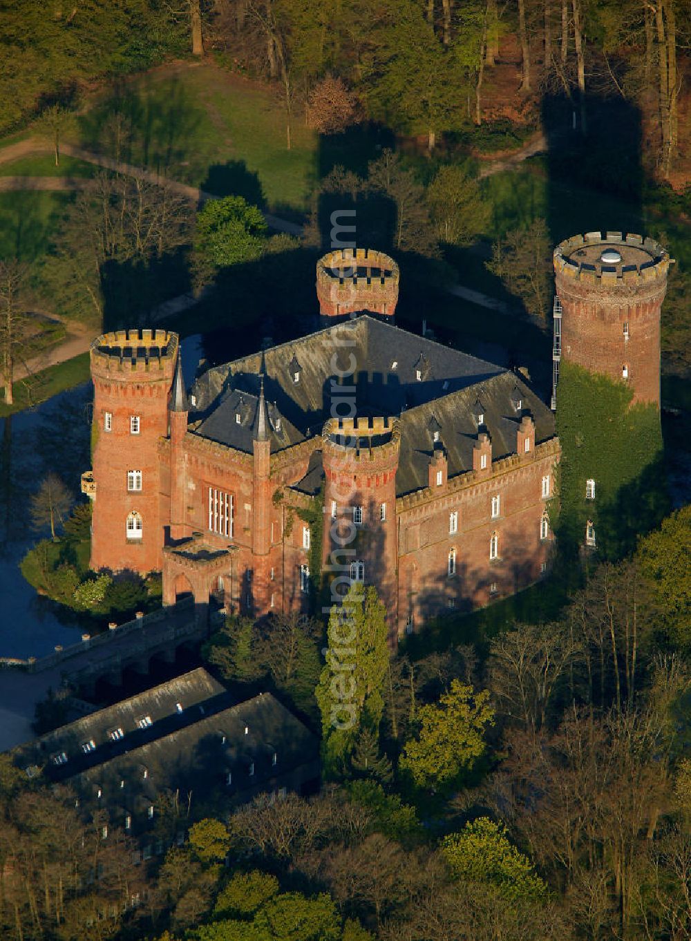 Kleve from above - Blick auf das Schloss Moyandt. Das Wasserschloss bei Bedburg-Hau zählt zu den wichtigsten neugotischen Bauten in Nordrhein-Westfalen. Es beherbergt als Museum die umfangreiche Sammlung moderner Kunst der Gebrüder van der Grinten und ist ein beliebtes Ausflugsziel am Niederrhein. View of Castle Moyand. The moated castle at Bedburg-Hau is one of the most important neo-Gothic buildings in North Rhine-Westphalia. It houses as a museum the extensive collection of modern art of the brothers van der Grinten, and is a popular destination on the Lower Rhine.