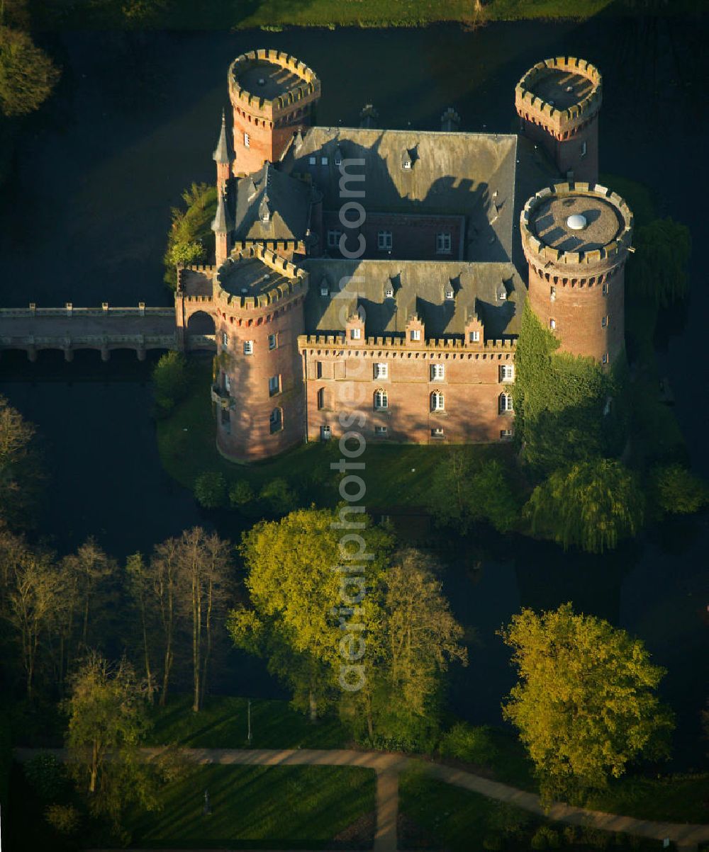 Kleve from the bird's eye view: Blick auf das Schloss Moyandt. Das Wasserschloss bei Bedburg-Hau zählt zu den wichtigsten neugotischen Bauten in Nordrhein-Westfalen. Es beherbergt als Museum die umfangreiche Sammlung moderner Kunst der Gebrüder van der Grinten und ist ein beliebtes Ausflugsziel am Niederrhein. View of Castle Moyand. The moated castle at Bedburg-Hau is one of the most important neo-Gothic buildings in North Rhine-Westphalia. It houses as a museum the extensive collection of modern art of the brothers van der Grinten, and is a popular destination on the Lower Rhine.