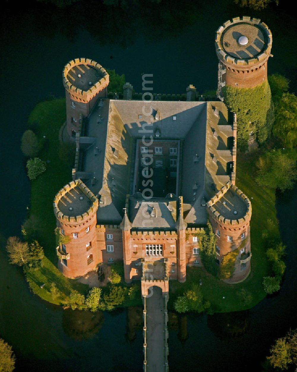 Aerial image Kleve - Blick auf das Schloss Moyandt. Das Wasserschloss bei Bedburg-Hau zählt zu den wichtigsten neugotischen Bauten in Nordrhein-Westfalen. Es beherbergt als Museum die umfangreiche Sammlung moderner Kunst der Gebrüder van der Grinten und ist ein beliebtes Ausflugsziel am Niederrhein. View of Castle Moyand. The moated castle at Bedburg-Hau is one of the most important neo-Gothic buildings in North Rhine-Westphalia. It houses as a museum the extensive collection of modern art of the brothers van der Grinten, and is a popular destination on the Lower Rhine.