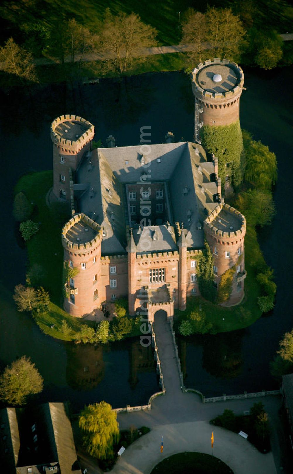 Aerial photograph Kleve - Blick auf das Schloss Moyandt. Das Wasserschloss bei Bedburg-Hau zählt zu den wichtigsten neugotischen Bauten in Nordrhein-Westfalen. Es beherbergt als Museum die umfangreiche Sammlung moderner Kunst der Gebrüder van der Grinten und ist ein beliebtes Ausflugsziel am Niederrhein. View of Castle Moyand. The moated castle at Bedburg-Hau is one of the most important neo-Gothic buildings in North Rhine-Westphalia. It houses as a museum the extensive collection of modern art of the brothers van der Grinten, and is a popular destination on the Lower Rhine.