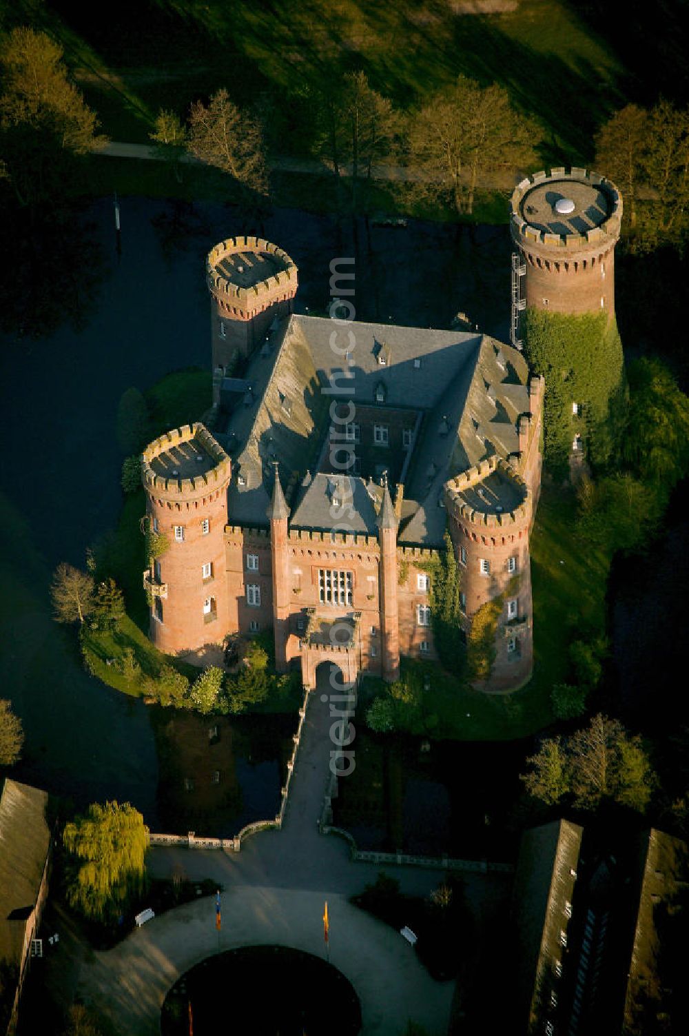 Kleve from above - Blick auf das Schloss Moyandt. Das Wasserschloss bei Bedburg-Hau zählt zu den wichtigsten neugotischen Bauten in Nordrhein-Westfalen. Es beherbergt als Museum die umfangreiche Sammlung moderner Kunst der Gebrüder van der Grinten und ist ein beliebtes Ausflugsziel am Niederrhein. View of Castle Moyand. The moated castle at Bedburg-Hau is one of the most important neo-Gothic buildings in North Rhine-Westphalia. It houses as a museum the extensive collection of modern art of the brothers van der Grinten, and is a popular destination on the Lower Rhine.