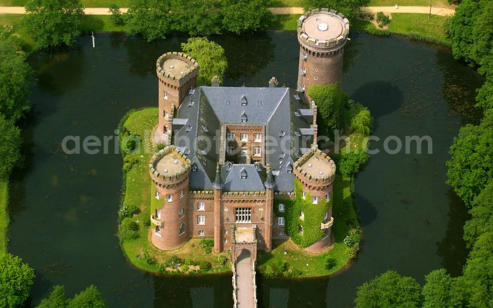 Kleve from above - Blick auf das Schloss Moyandt. Das Wasserschloss bei Bedburg-Hau zählt zu den wichtigsten neugotischen Bauten in Nordrhein-Westfalen. Es beherbergt als Museum die umfangreiche Sammlung moderner Kunst der Gebrüder van der Grinten und ist ein beliebtes Ausflugsziel am Niederrhein. View of Castle Moyand. The moated castle at Bedburg-Hau is one of the most important neo-Gothic buildings in North Rhine-Westphalia. It houses as a museum the extensive collection of modern art of the brothers van der Grinten, and is a popular destination on the Lower Rhine.