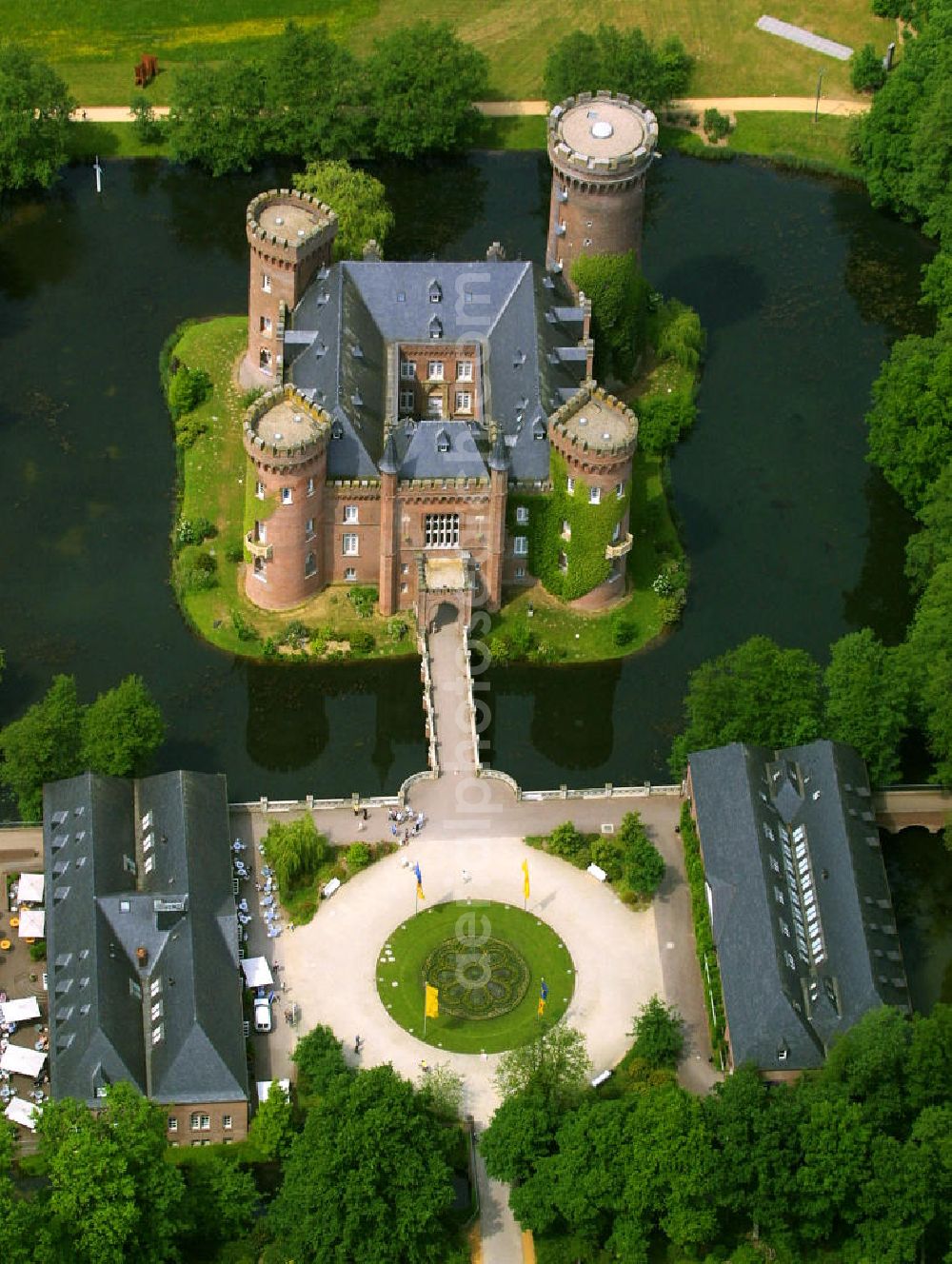 Kleve from the bird's eye view: Blick auf das Schloss Moyandt. Das Wasserschloss bei Bedburg-Hau zählt zu den wichtigsten neugotischen Bauten in Nordrhein-Westfalen. Es beherbergt als Museum die umfangreiche Sammlung moderner Kunst der Gebrüder van der Grinten und ist ein beliebtes Ausflugsziel am Niederrhein. View of Castle Moyand. The moated castle at Bedburg-Hau is one of the most important neo-Gothic buildings in North Rhine-Westphalia. It houses as a museum the extensive collection of modern art of the brothers van der Grinten, and is a popular destination on the Lower Rhine.