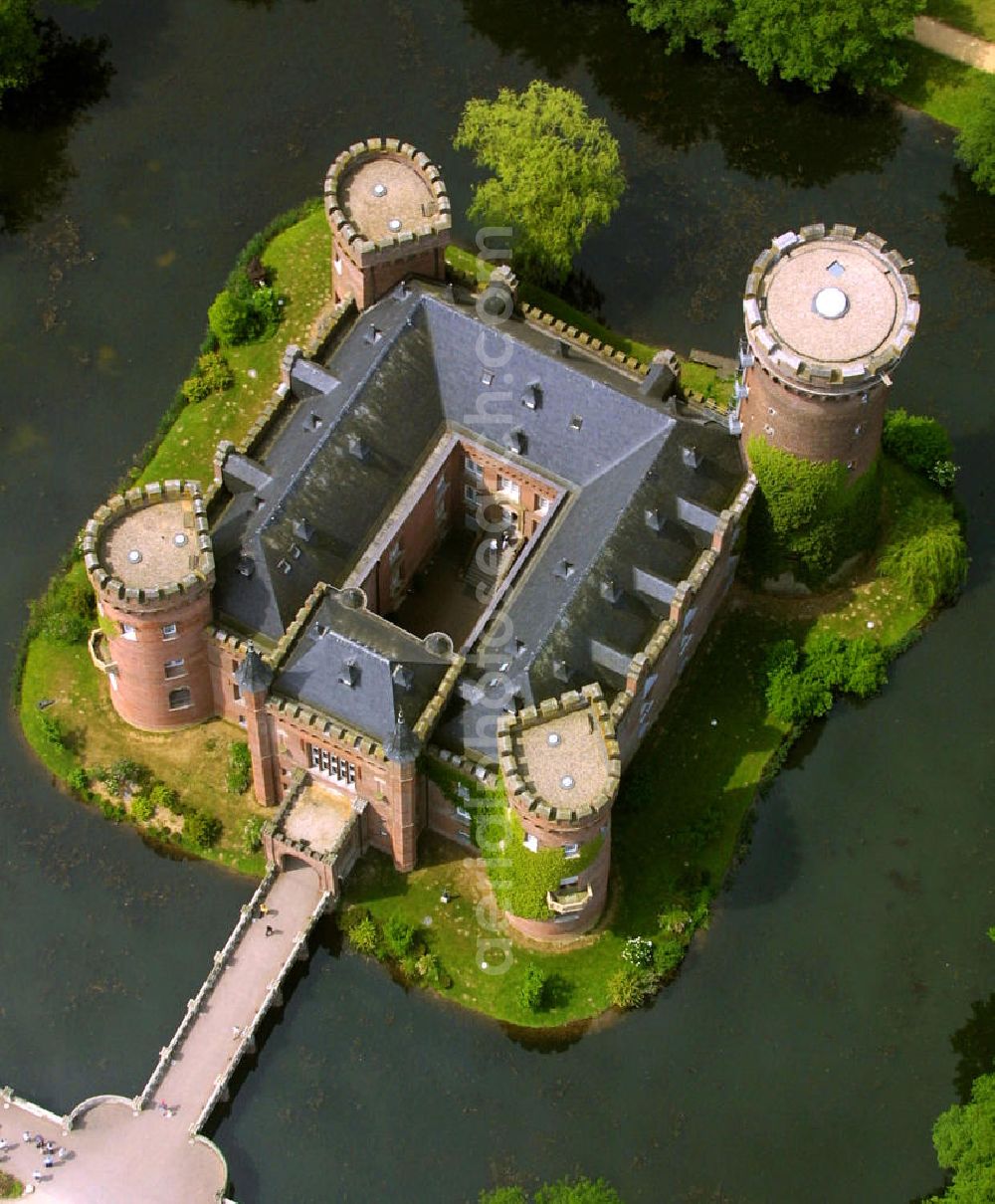 Aerial image Kleve - Blick auf das Schloss Moyandt. Das Wasserschloss bei Bedburg-Hau zählt zu den wichtigsten neugotischen Bauten in Nordrhein-Westfalen. Es beherbergt als Museum die umfangreiche Sammlung moderner Kunst der Gebrüder van der Grinten und ist ein beliebtes Ausflugsziel am Niederrhein. View of Castle Moyand. The moated castle at Bedburg-Hau is one of the most important neo-Gothic buildings in North Rhine-Westphalia. It houses as a museum the extensive collection of modern art of the brothers van der Grinten, and is a popular destination on the Lower Rhine.