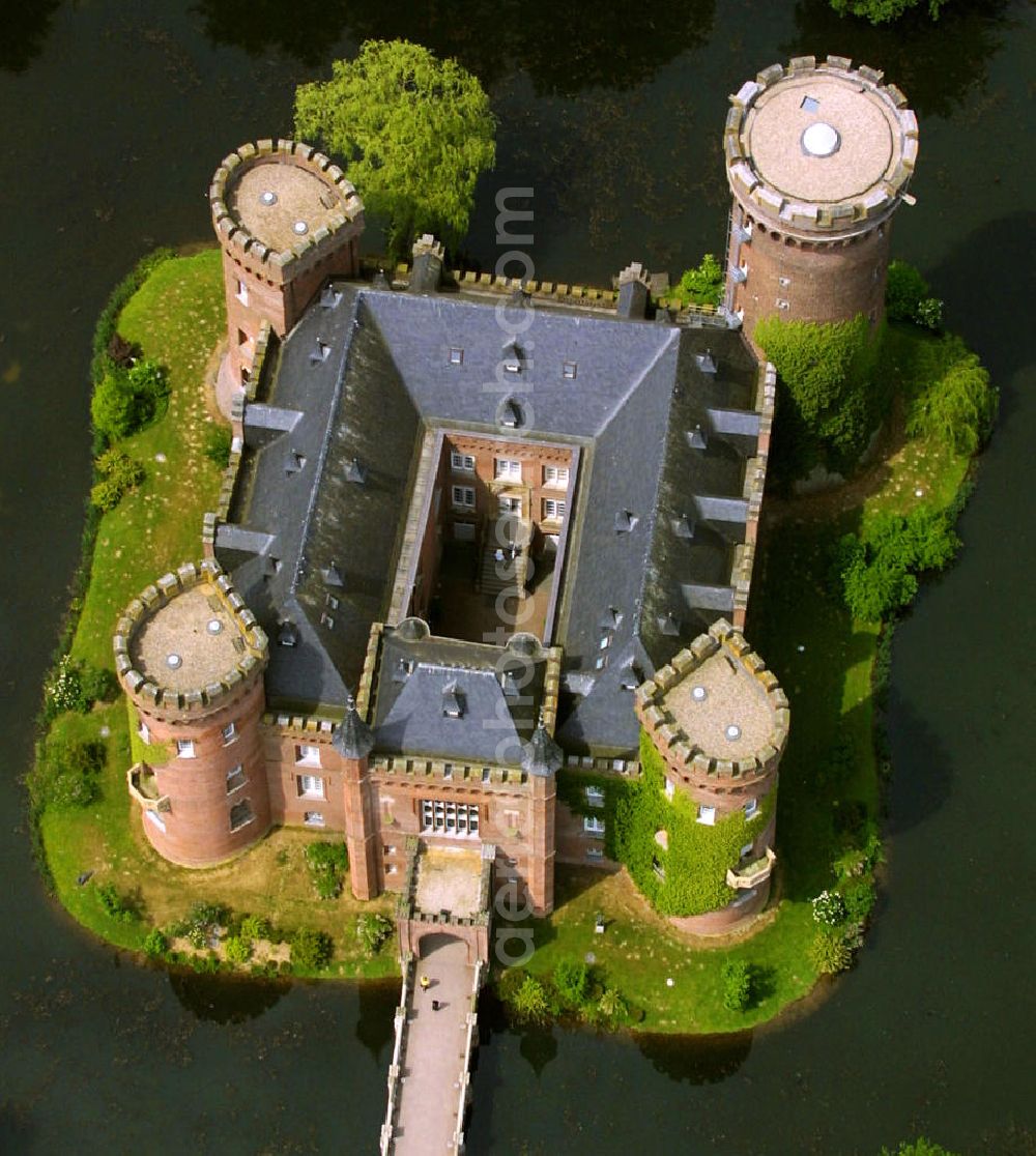 Aerial photograph Kleve - Blick auf das Schloss Moyandt. Das Wasserschloss bei Bedburg-Hau zählt zu den wichtigsten neugotischen Bauten in Nordrhein-Westfalen. Es beherbergt als Museum die umfangreiche Sammlung moderner Kunst der Gebrüder van der Grinten und ist ein beliebtes Ausflugsziel am Niederrhein. View of Castle Moyand. The moated castle at Bedburg-Hau is one of the most important neo-Gothic buildings in North Rhine-Westphalia. It houses as a museum the extensive collection of modern art of the brothers van der Grinten, and is a popular destination on the Lower Rhine.