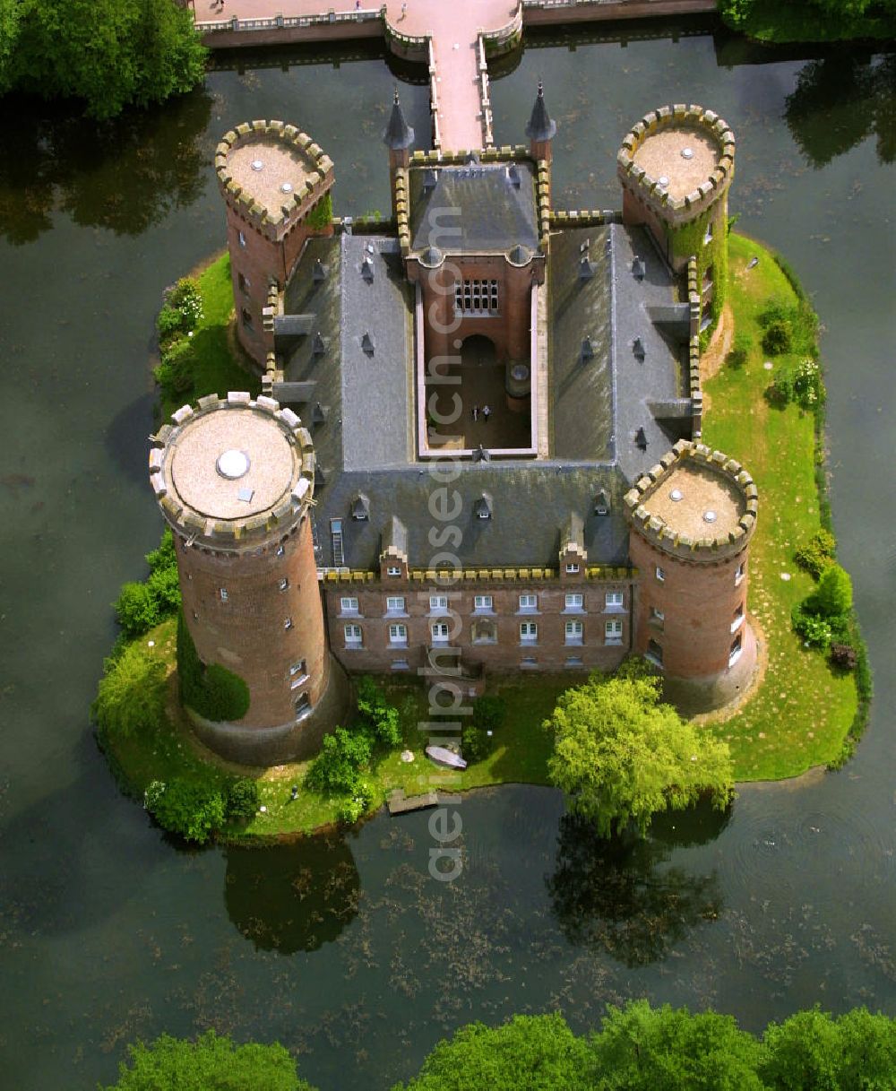 Kleve from above - Blick auf das Schloss Moyandt. Das Wasserschloss bei Bedburg-Hau zählt zu den wichtigsten neugotischen Bauten in Nordrhein-Westfalen. Es beherbergt als Museum die umfangreiche Sammlung moderner Kunst der Gebrüder van der Grinten und ist ein beliebtes Ausflugsziel am Niederrhein. View of Castle Moyand. The moated castle at Bedburg-Hau is one of the most important neo-Gothic buildings in North Rhine-Westphalia. It houses as a museum the extensive collection of modern art of the brothers van der Grinten, and is a popular destination on the Lower Rhine.