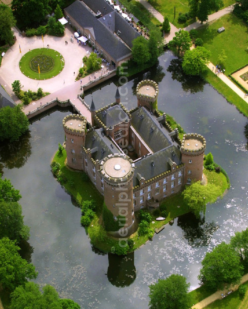 Kleve from the bird's eye view: Blick auf das Schloss Moyandt. Das Wasserschloss bei Bedburg-Hau zählt zu den wichtigsten neugotischen Bauten in Nordrhein-Westfalen. Es beherbergt als Museum die umfangreiche Sammlung moderner Kunst der Gebrüder van der Grinten und ist ein beliebtes Ausflugsziel am Niederrhein. View of Castle Moyand. The moated castle at Bedburg-Hau is one of the most important neo-Gothic buildings in North Rhine-Westphalia. It houses as a museum the extensive collection of modern art of the brothers van der Grinten, and is a popular destination on the Lower Rhine.