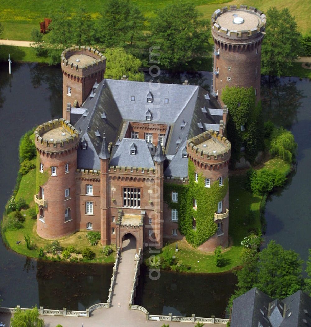 Aerial image Kleve - Blick auf das Schloss Moyandt. Das Wasserschloss bei Bedburg-Hau zählt zu den wichtigsten neugotischen Bauten in Nordrhein-Westfalen. Es beherbergt als Museum die umfangreiche Sammlung moderner Kunst der Gebrüder van der Grinten und ist ein beliebtes Ausflugsziel am Niederrhein. View of Castle Moyand. The moated castle at Bedburg-Hau is one of the most important neo-Gothic buildings in North Rhine-Westphalia. It houses as a museum the extensive collection of modern art of the brothers van der Grinten, and is a popular destination on the Lower Rhine.