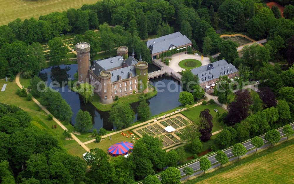 Kleve from above - Blick auf das Schloss Moyandt. Das Wasserschloss bei Bedburg-Hau zählt zu den wichtigsten neugotischen Bauten in Nordrhein-Westfalen. Es beherbergt als Museum die umfangreiche Sammlung moderner Kunst der Gebrüder van der Grinten und ist ein beliebtes Ausflugsziel am Niederrhein. View of Castle Moyand. The moated castle at Bedburg-Hau is one of the most important neo-Gothic buildings in North Rhine-Westphalia. It houses as a museum the extensive collection of modern art of the brothers van der Grinten, and is a popular destination on the Lower Rhine.