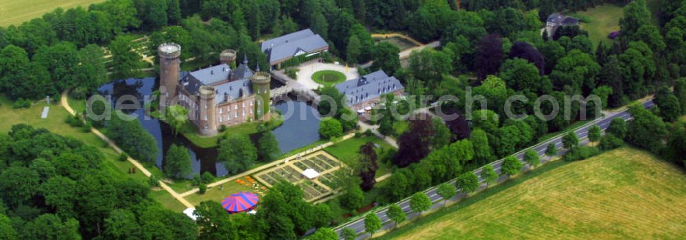 Kleve from the bird's eye view: Blick auf das Schloss Moyandt. Das Wasserschloss bei Bedburg-Hau zählt zu den wichtigsten neugotischen Bauten in Nordrhein-Westfalen. Es beherbergt als Museum die umfangreiche Sammlung moderner Kunst der Gebrüder van der Grinten und ist ein beliebtes Ausflugsziel am Niederrhein. View of Castle Moyand. The moated castle at Bedburg-Hau is one of the most important neo-Gothic buildings in North Rhine-Westphalia. It houses as a museum the extensive collection of modern art of the brothers van der Grinten, and is a popular destination on the Lower Rhine.