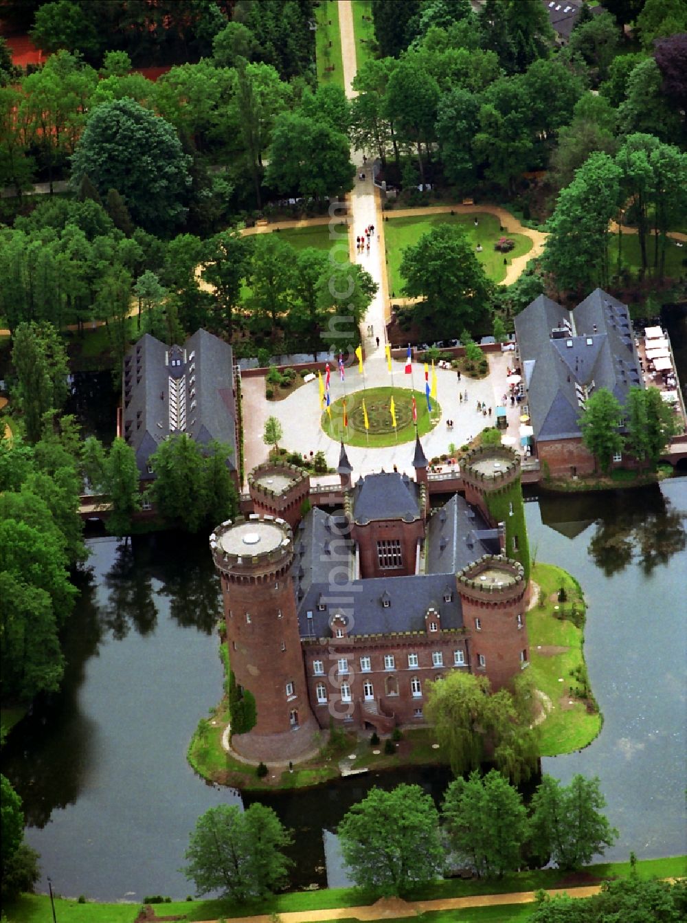 Aerial photograph Bedburg-Hau - Water castle Moyland in Bedburg-Hau in the state North Rhine-Westphalia a popular destination for day-tripper