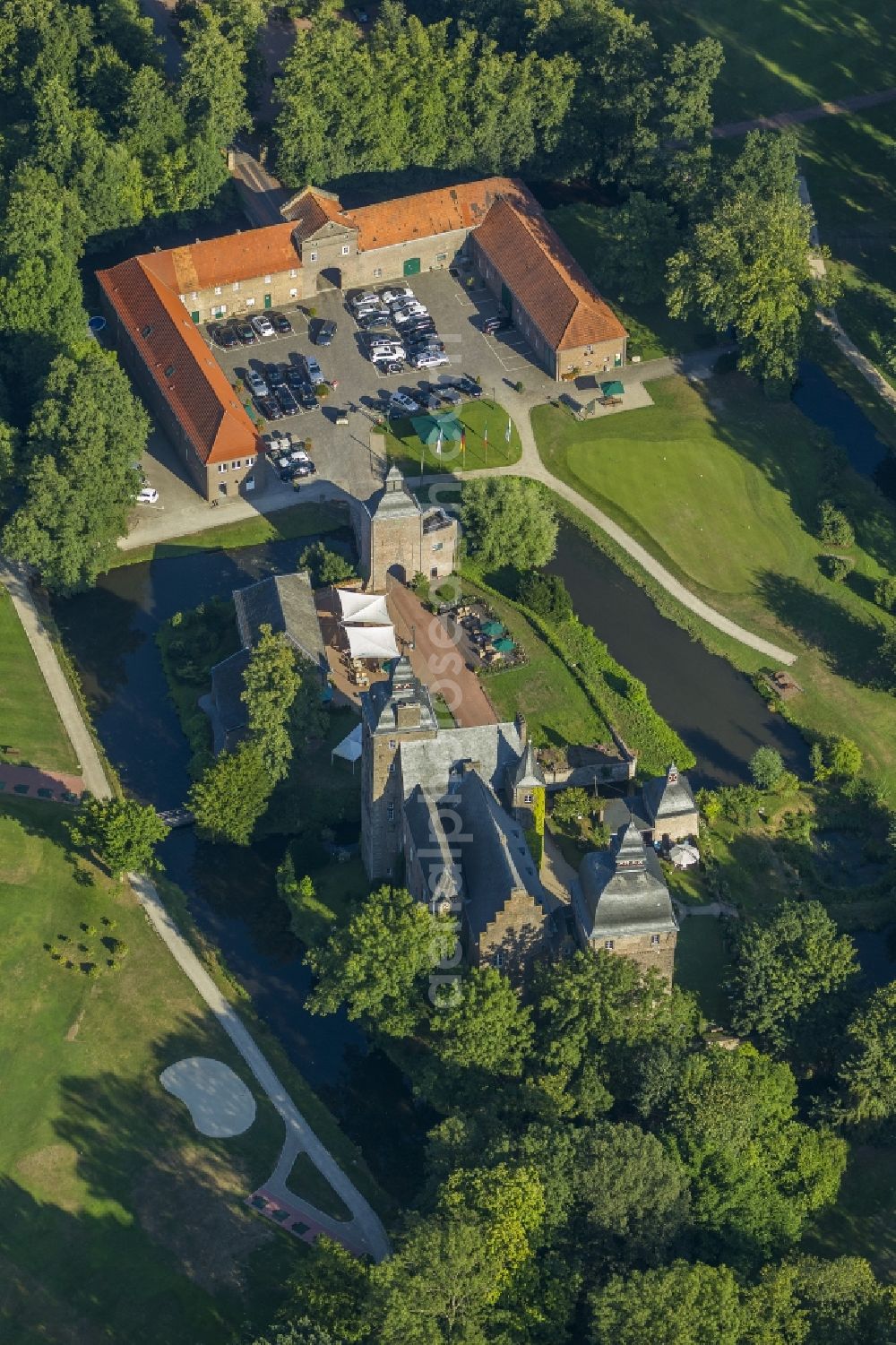 Aerial photograph Korschenbroich - Grounds of the moated castle Myllendonk in Korschenbroich in North Rhine-Westphalia