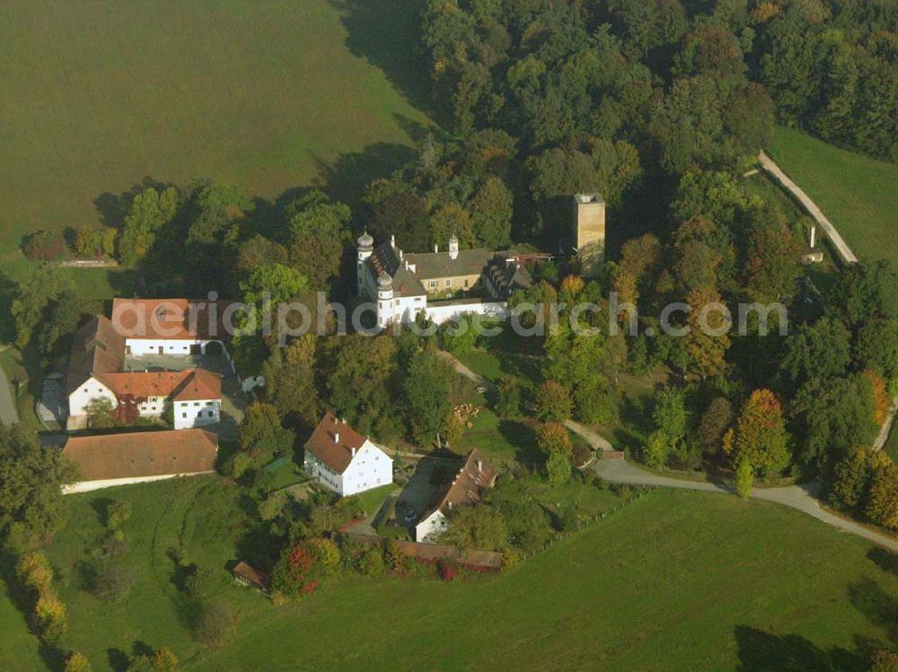 Thalmassing from the bird's eye view: Schloss Neueglofsheim ist ein Schloßhaus am Südhang des Eichelberges bei Thalmassing. Schloss Neueglofsheim, Neueglofsheim 1, 93107 Thalmassing