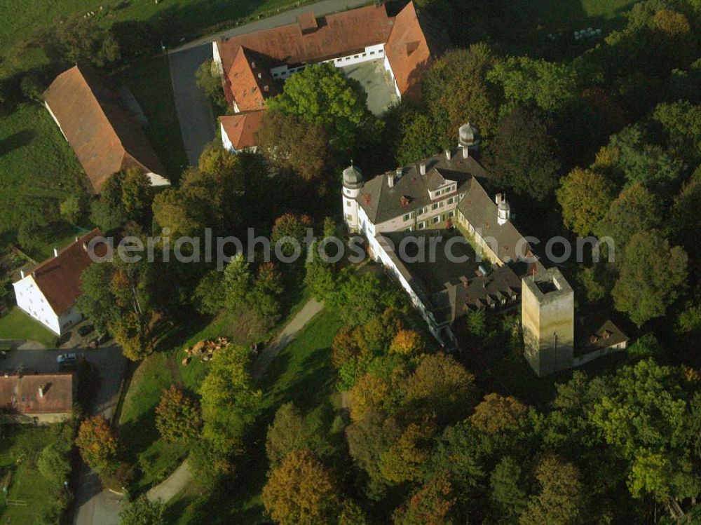 Aerial photograph Thalmassing - Schloss Neueglofsheim ist ein Schloßhaus am Südhang des Eichelberges bei Thalmassing. Schloss Neueglofsheim, Neueglofsheim 1, 93107 Thalmassing