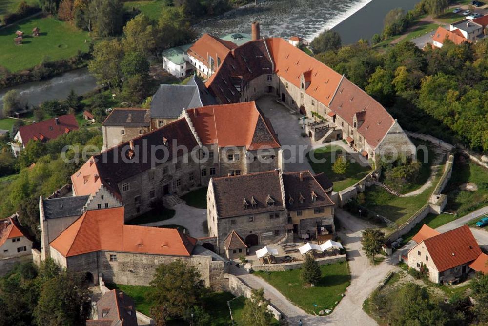 Freyburg/Unstrut from the bird's eye view: Blick auf Schloss Neuenburg. Die sagenumwobene Anlage entstand um 1090, hoch über dem Winzerstädtchen Freyburg. Bereits im 19. Jahrhundert begann sie ein beliebtes Ausflugsziel zu werden. Ein erstes Museum entstand 1935. Anschrift: Stiftung Dome und Schlösser in Sachsen-Anhalt, Museum Schloss Neuenburg, Schloss 1, 06632 Freyburg (Unstrut); Tel.: 034464-35530