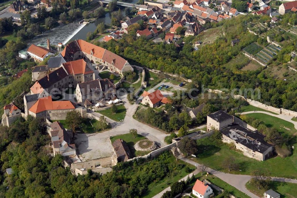 Freyburg/Unstrut from above - Blick auf Schloss Neuenburg. Die sagenumwobene Anlage entstand um 1090, hoch über dem Winzerstädtchen Freyburg. Bereits im 19. Jahrhundert begann sie ein beliebtes Ausflugsziel zu werden. Ein erstes Museum entstand 1935. Anschrift: Stiftung Dome und Schlösser in Sachsen-Anhalt, Museum Schloss Neuenburg, Schloss 1, 06632 Freyburg (Unstrut); Tel.: 034464-35530