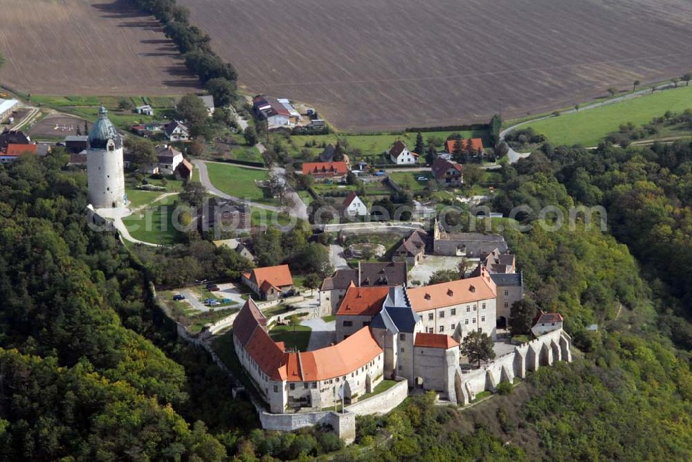 Aerial photograph Freyburg/Unstrut - Blick auf Schloss Neuenburg und den Bergfried Dicker Wilhelm. Die sagenumwobene Anlage entstand um 1090, hoch über dem Winzerstädtchen Freyburg. Bereits im 19. Jahrhundert begann sie ein beliebtes Ausflugsziel zu werden. Ein erstes Museum entstand 1935. Anschrift: Stiftung Dome und Schlösser in Sachsen-Anhalt, Museum Schloss Neuenburg, Schloss 1, 06632 Freyburg (Unstrut); Tel.: 034464-35530