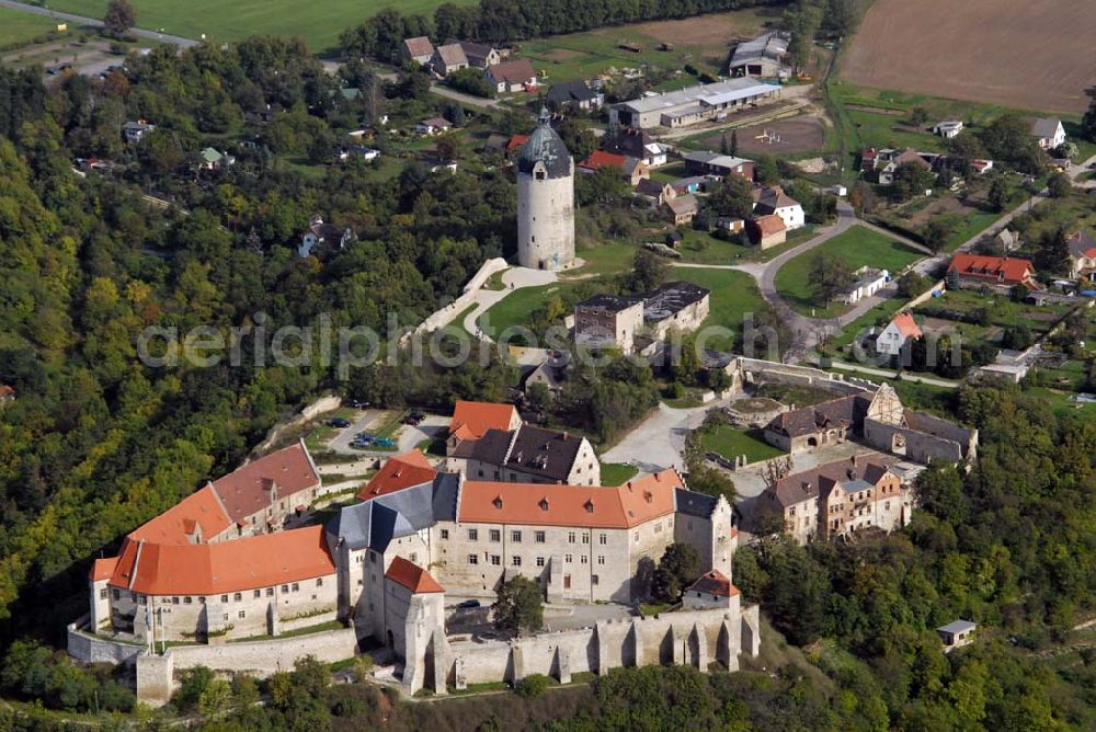 Freyburg/Unstrut from above - Blick auf Schloss Neuenburg und den Bergfried Dicker Wilhelm. Die sagenumwobene Anlage entstand um 1090, hoch über dem Winzerstädtchen Freyburg. Bereits im 19. Jahrhundert begann sie ein beliebtes Ausflugsziel zu werden. Ein erstes Museum entstand 1935. Anschrift: Stiftung Dome und Schlösser in Sachsen-Anhalt, Museum Schloss Neuenburg, Schloss 1, 06632 Freyburg (Unstrut); Tel.: 034464-35530