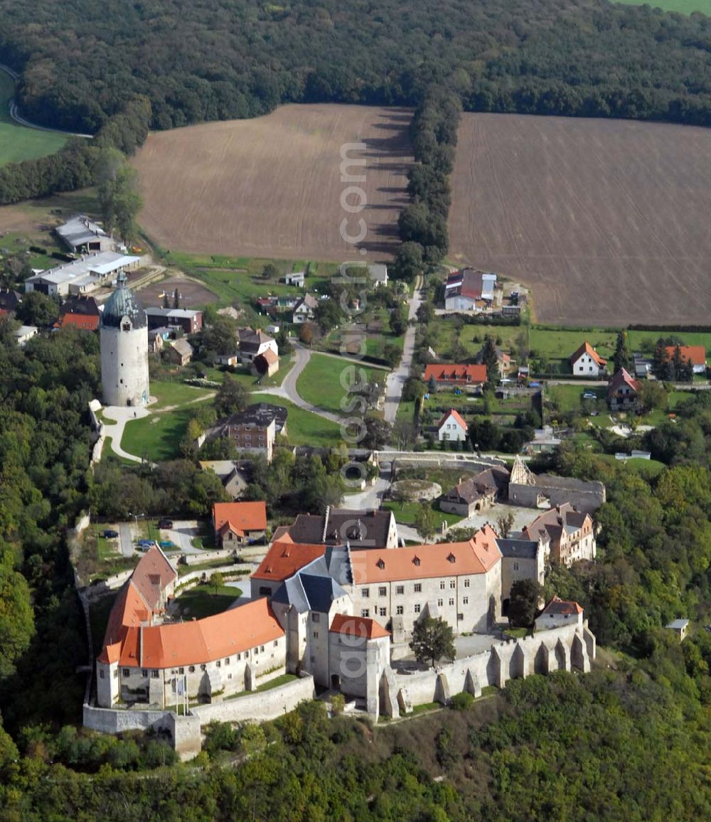 Freyburg/Unstrut from the bird's eye view: Blick auf Schloss Neuenburg und den Bergfried Dicker Wilhelm. Die sagenumwobene Anlage entstand um 1090, hoch über dem Winzerstädtchen Freyburg. Bereits im 19. Jahrhundert begann sie ein beliebtes Ausflugsziel zu werden. Ein erstes Museum entstand 1935. Anschrift: Stiftung Dome und Schlösser in Sachsen-Anhalt, Museum Schloss Neuenburg, Schloss 1, 06632 Freyburg (Unstrut); Tel.: 034464-35530