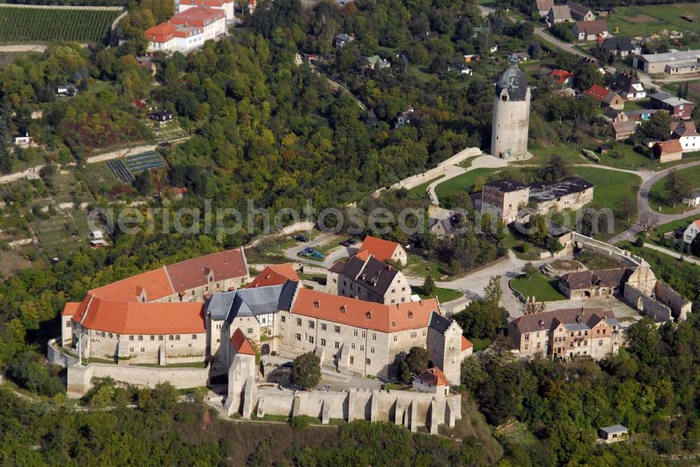 Aerial photograph Freyburg/Unstrut - Blick auf Schloss Neuenburg und den Bergfried Dicker Wilhelm. Die sagenumwobene Anlage entstand um 1090, hoch über dem Winzerstädtchen Freyburg. Bereits im 19. Jahrhundert begann sie ein beliebtes Ausflugsziel zu werden. Ein erstes Museum entstand 1935. Anschrift: Stiftung Dome und Schlösser in Sachsen-Anhalt, Museum Schloss Neuenburg, Schloss 1, 06632 Freyburg (Unstrut); Tel.: 034464-35530