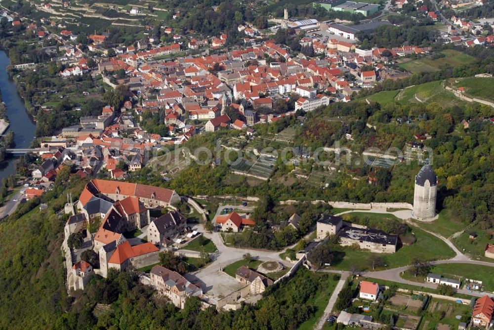 Aerial photograph Freyburg/Unstrut - Blick auf Schloss Neuenburg und den Bergfried Dicker Wilhelm. Die sagenumwobene Anlage entstand um 1090, hoch über dem Winzerstädtchen Freyburg. Bereits im 19. Jahrhundert begann sie ein beliebtes Ausflugsziel zu werden. Ein erstes Museum entstand 1935. Anschrift: Stiftung Dome und Schlösser in Sachsen-Anhalt, Museum Schloss Neuenburg, Schloss 1, 06632 Freyburg (Unstrut); Tel.: 034464-35530