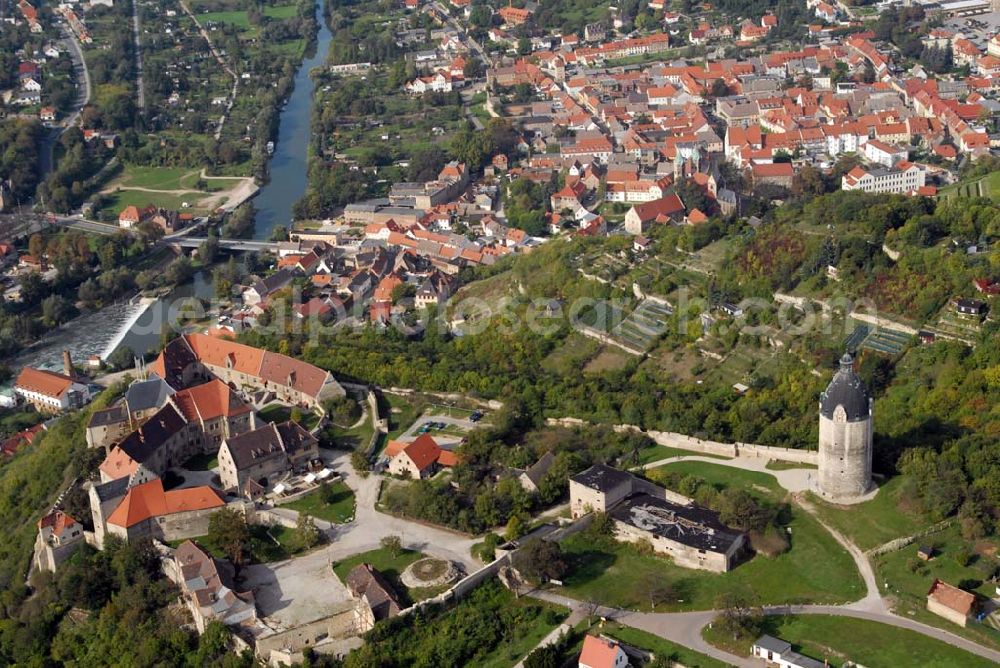 Freyburg/Unstrut from above - Blick auf Schloss Neuenburg und den Bergfried Dicker Wilhelm. Die sagenumwobene Anlage entstand um 1090, hoch über dem Winzerstädtchen Freyburg. Bereits im 19. Jahrhundert begann sie ein beliebtes Ausflugsziel zu werden. Ein erstes Museum entstand 1935. Anschrift: Stiftung Dome und Schlösser in Sachsen-Anhalt, Museum Schloss Neuenburg, Schloss 1, 06632 Freyburg (Unstrut); Tel.: 034464-35530