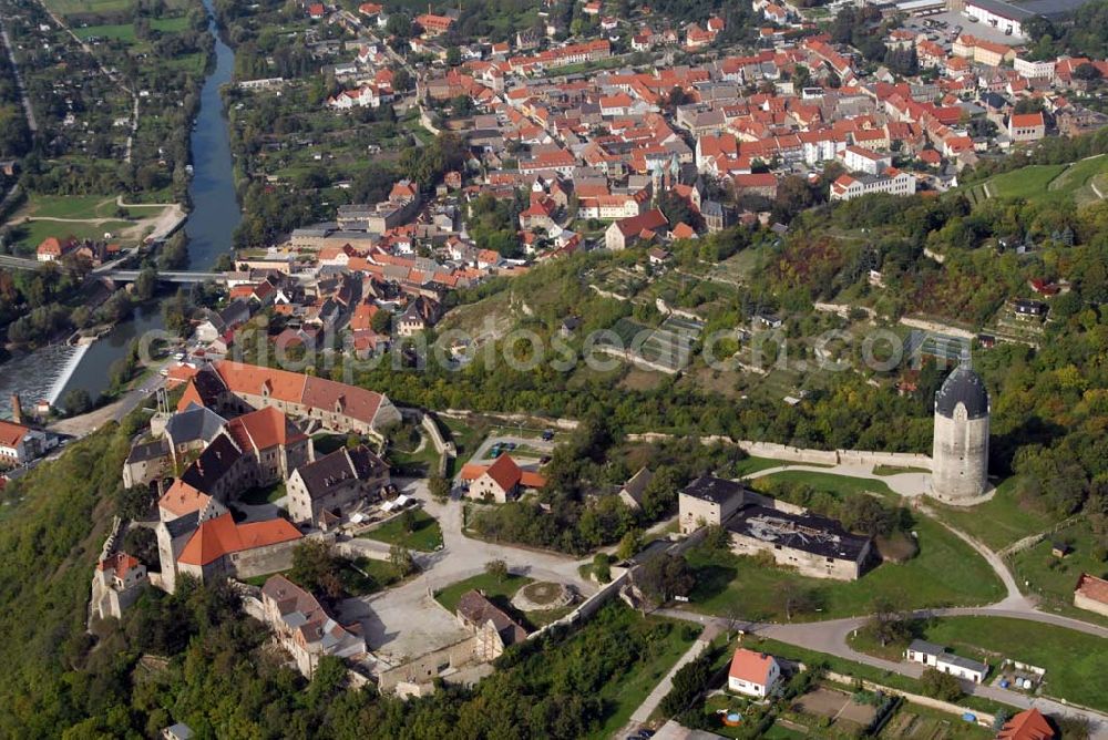 Freyburg/Unstrut from the bird's eye view: Blick auf Schloss Neuenburg und den Bergfried Dicker Wilhelm. Die sagenumwobene Anlage entstand um 1090, hoch über dem Winzerstädtchen Freyburg. Bereits im 19. Jahrhundert begann sie ein beliebtes Ausflugsziel zu werden. Ein erstes Museum entstand 1935. Anschrift: Stiftung Dome und Schlösser in Sachsen-Anhalt, Museum Schloss Neuenburg, Schloss 1, 06632 Freyburg (Unstrut); Tel.: 034464-35530