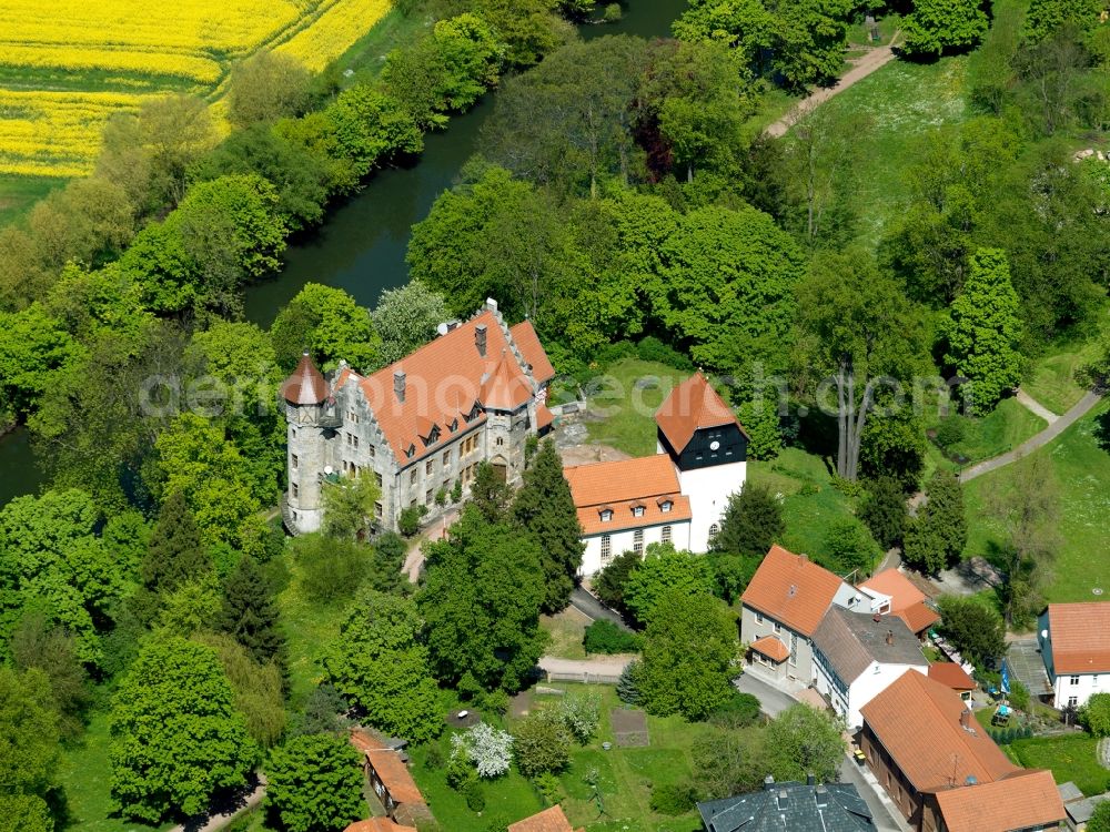 Aerial photograph Eisenach - Castle Neuenhof in the Neuenhof part of Eisenach in the state of Thuringia. The protected building with towers and battlements is located on the Eastern riverbank of the Werra. The castle is located in the centre of Neuenhof in the castle park - designed by Eduard Petzold. The church of Neuenhof with its green tower is located right next to it