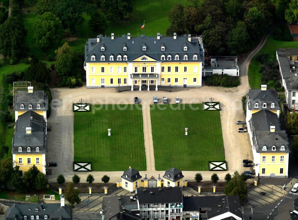 Aerial photograph Neuwied - Neuwied Castle in the historic centre of Neuwied in the state of Rhineland-Palatinate. Neuwied is located on the river Rhine. The yellow castle with its park and the twin outbuildings is located on the riverbank and is a protected heritage site