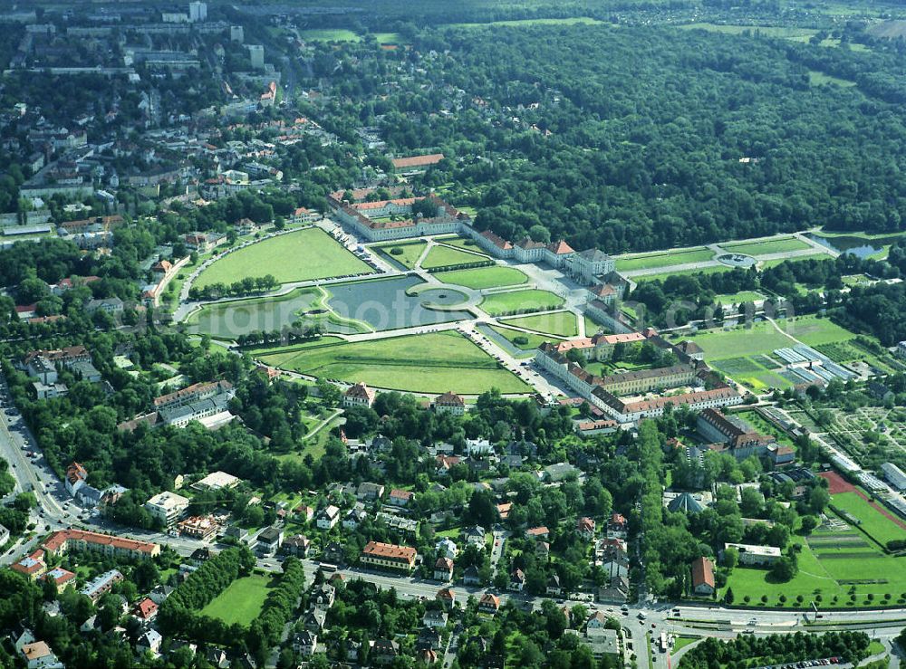 Aerial photograph München - Blick auf das Schloß Nymphenburg in München. Schloss Nymphenburg liegt im Westen Münchens im Stadtbezirk Neuhausen-Nymphenburg. Es bildet zusammen mit dem Schlosspark Nymphenburg und den kleinen „Parkburgen“ eine Einheit. Es zählt zu den großen Königsschlössern Europas. View the Nymphenburg Palace in Munich