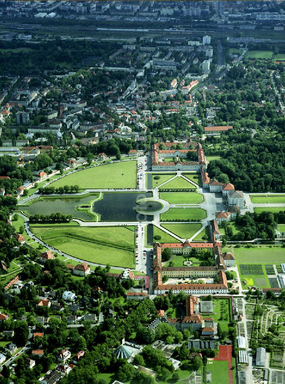 München from above - Blick auf das Schloß Nymphenburg in München. Schloss Nymphenburg liegt im Westen Münchens im Stadtbezirk Neuhausen-Nymphenburg. Es bildet zusammen mit dem Schlosspark Nymphenburg und den kleinen „Parkburgen“ eine Einheit. Es zählt zu den großen Königsschlössern Europas. View the Nymphenburg Palace in Munich