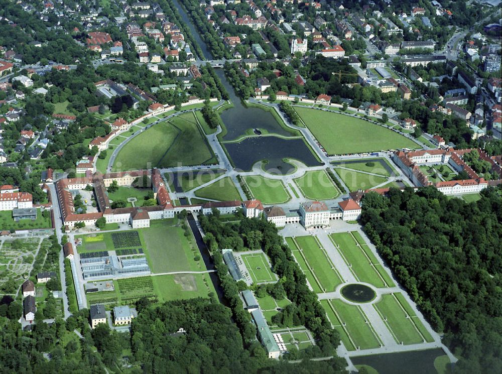 München from the bird's eye view: Blick auf das Schloß Nymphenburg in München. Schloss Nymphenburg liegt im Westen Münchens im Stadtbezirk Neuhausen-Nymphenburg. Es bildet zusammen mit dem Schlosspark Nymphenburg und den kleinen „Parkburgen“ eine Einheit. Es zählt zu den großen Königsschlössern Europas. View the Nymphenburg Palace in Munich