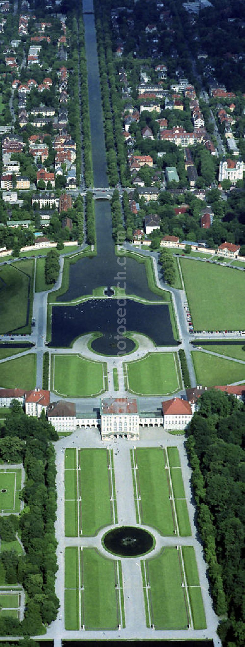 Aerial image München - Blick auf das Schloß Nymphenburg in München. Schloss Nymphenburg liegt im Westen Münchens im Stadtbezirk Neuhausen-Nymphenburg. Es bildet zusammen mit dem Schlosspark Nymphenburg und den kleinen „Parkburgen“ eine Einheit. Es zählt zu den großen Königsschlössern Europas. View the Nymphenburg Palace in Munich