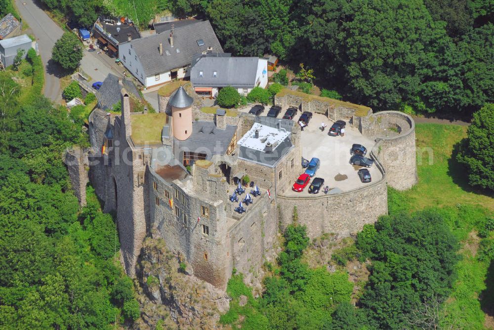 Idar-Oberstein from above - Blick auf die Burg Schloss Oberstein in Idar-Oberstein. Idar-Oberstein ist als Edelstein- und Garnisonsstadt im Landkreis Birkenfeld bekannt. Das Schloß Oberstein, im Volksmund auch „Neues Schloß“ genannt, ist eigentlich eine mittelalterliche Burg und befindet sich über dem oberen Stadtteil Oberstein im Hunsrück. Schloß Oberstein wurde im 1320 erbaut. Bis 1624 ist es ständige Residenz der Grafen von Daun-Oberstein und danach Verwaltungssitz. Während der Reunionskriege wurden von französischen Truppen die vier Ecktürme durch Sprengung geschleift und 1855 wurde das Schloß durch Brand zerstört. Seit 1981 wird die Anlage ständig restauriert. Die restaurieten Räume werden heute für festliche Anlässe genutzt. Kontakt: Burgenverein Schloß Oberstein, 55473 Idar-Oberstein, Tel.: 06781/27705-25,