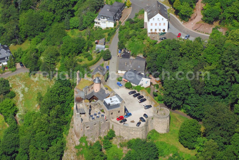 Idar-Oberstein from the bird's eye view: Blick auf die Burg Schloss Oberstein in Idar-Oberstein. Idar-Oberstein ist als Edelstein- und Garnisonsstadt im Landkreis Birkenfeld bekannt. Das Schloß Oberstein, im Volksmund auch „Neues Schloß“ genannt, ist eigentlich eine mittelalterliche Burg und befindet sich über dem oberen Stadtteil Oberstein im Hunsrück. Schloß Oberstein wurde im 1320 erbaut. Bis 1624 ist es ständige Residenz der Grafen von Daun-Oberstein und danach Verwaltungssitz. Während der Reunionskriege wurden von französischen Truppen die vier Ecktürme durch Sprengung geschleift und 1855 wurde das Schloß durch Brand zerstört. Seit 1981 wird die Anlage ständig restauriert. Die restaurieten Räume werden heute für festliche Anlässe genutzt. Kontakt: Burgenverein Schloß Oberstein, 55473 Idar-Oberstein, Tel.: 06781/27705-25,