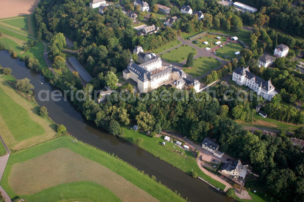 Diez from above - Blick auf das Schloss Oranienstein in Diez im Rhein-Lahn-Kreis in Rheinland-Pfalz. Das Schloss wurde im 17. Jahrhundert von Fürstin Albertine Agnes als Witwensitz errichtet und von ihrer Schwiegertochter Fürstin Amalie von 1704-1709 zu dem prächtigen Schloss umgebaut. Das Gebäude gehört heute der Bundeswehr. View to the Castle Oranienstein in the town Diez. The Castle was built as a widows seat by the ruler Albertine Agnes in the 17th century. Today it belongs to the German armed force.