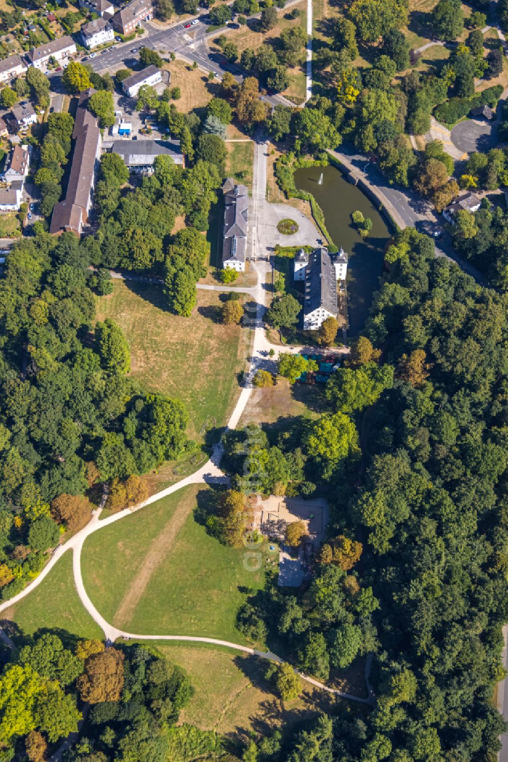 Aerial image Essen - building complex in the park of the castle on street Schlossstrasse in the district Borbeck in Essen at Ruhrgebiet in the state North Rhine-Westphalia, Germany