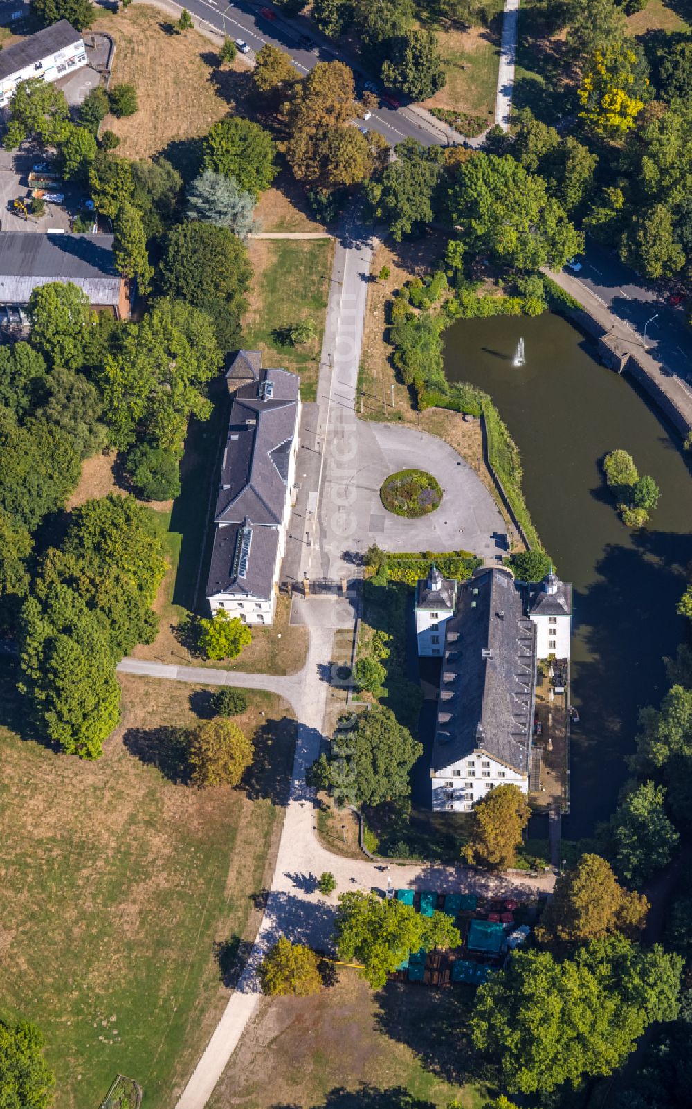 Aerial photograph Essen - building complex in the park of the castle on street Schlossstrasse in the district Borbeck in Essen at Ruhrgebiet in the state North Rhine-Westphalia, Germany