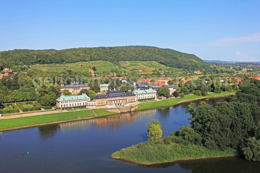 Aerial photograph Pillnitz - Schloss & Park Pillnitz, die bedeutendste chinoise Schlossanlage Europas am Ufer der Elbe. Castle Pillnitz on the banks of the Elbe in Pillnitz.