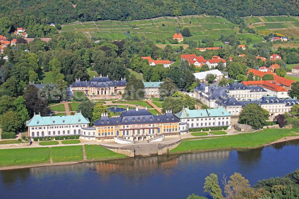 Pillnitz from the bird's eye view: Schloss & Park Pillnitz, die bedeutendste chinoise Schlossanlage Europas am Ufer der Elbe. Castle Pillnitz on the banks of the Elbe in Pillnitz.