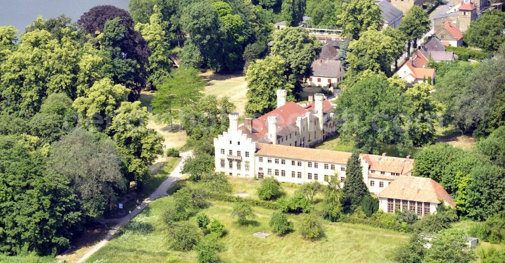 Werder from the bird's eye view: Schloss Petzow am Schwielowsee im Ortsteil Petzow in Werder, Brandenburg. Es ist seit mehreren Jahren geschlossen und ein Baudenkmal. Der Eigentümer ist die Schloss Petzow Besitz- und Betriebsgesellschaft mbH, zu erreichen über das Resort Schwielowsee. Castle Petzow at the lake Haussee in the district Petzow of Werder, Brandenburg. It is closed since several years and nowadays a monument. Owner of the mansion is the Schloss Petzow Besitz- und Betriebsgesellschaft mbH, it can be contacted via the resort Schwielowsee.