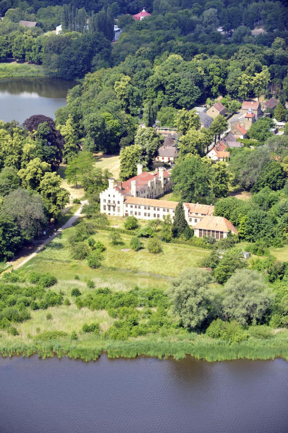 Aerial image Werder - Schloss Petzow am Schwielowsee im Ortsteil Petzow in Werder, Brandenburg. Es ist seit mehreren Jahren geschlossen und ein Baudenkmal. Der Eigentümer ist die Schloss Petzow Besitz- und Betriebsgesellschaft mbH, zu erreichen über das Resort Schwielowsee. Castle Petzow at the lake Haussee in the district Petzow of Werder, Brandenburg. It is closed since several years and nowadays a monument. Owner of the mansion is the Schloss Petzow Besitz- und Betriebsgesellschaft mbH, it can be contacted via the resort Schwielowsee.