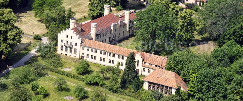 Aerial photograph Werder - Schloss Petzow am Schwielowsee im Ortsteil Petzow in Werder, Brandenburg. Es ist seit mehreren Jahren geschlossen und ein Baudenkmal. Der Eigentümer ist die Schloss Petzow Besitz- und Betriebsgesellschaft mbH, zu erreichen über das Resort Schwielowsee. Castle Petzow at the lake Haussee in the district Petzow of Werder, Brandenburg. It is closed since several years and nowadays a monument. Owner of the mansion is the Schloss Petzow Besitz- und Betriebsgesellschaft mbH, it can be contacted via the resort Schwielowsee.